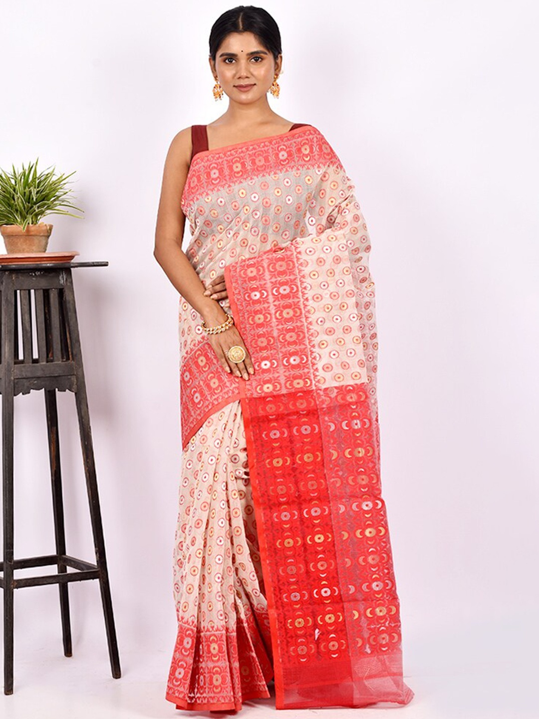 

AllSilks Cream-Coloured & Red Bandhani Pure Cotton Taant Saree