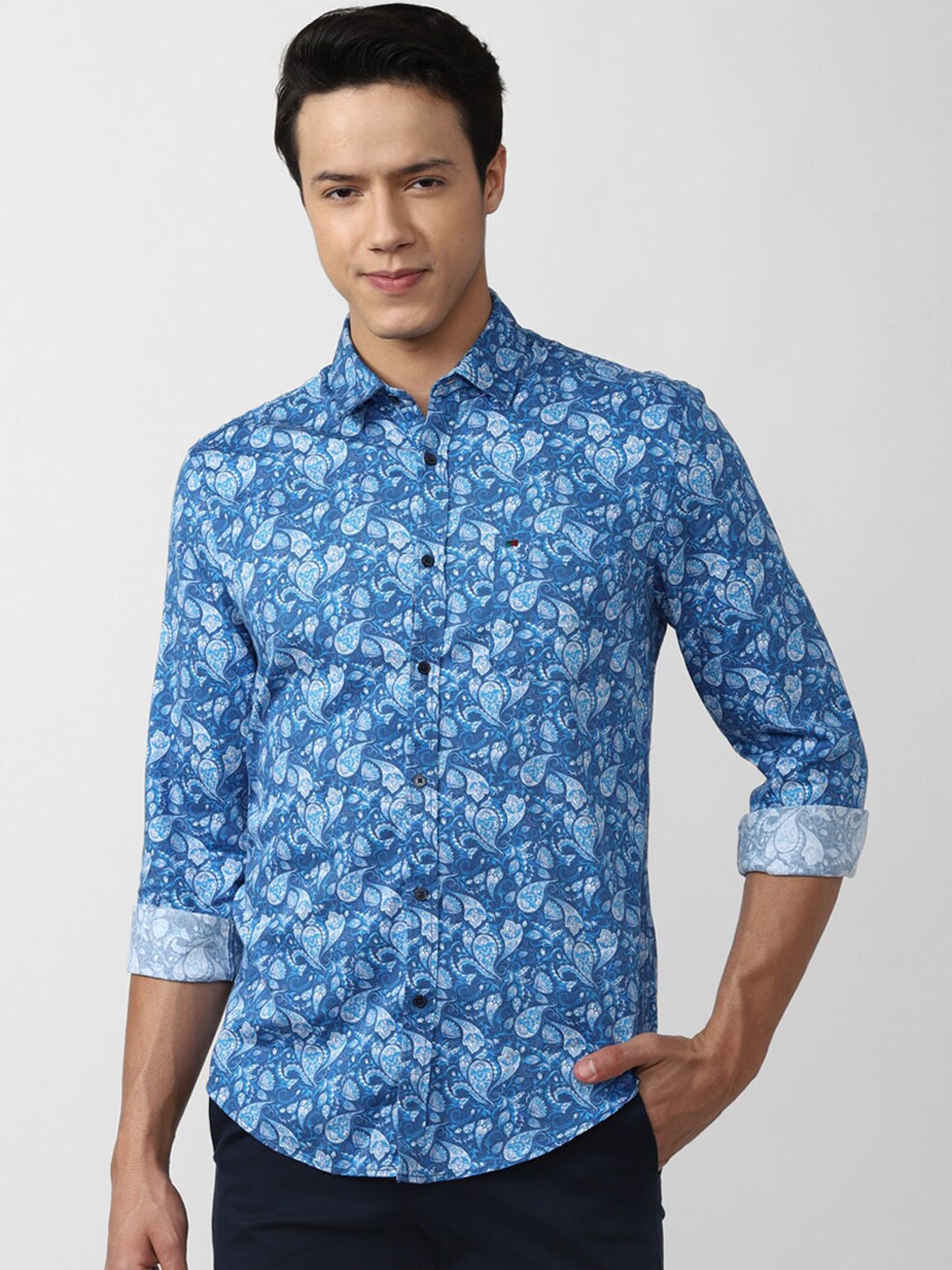 

Peter England Casuals Men Blue Slim Fit Floral Printed Cotton Casual Shirt