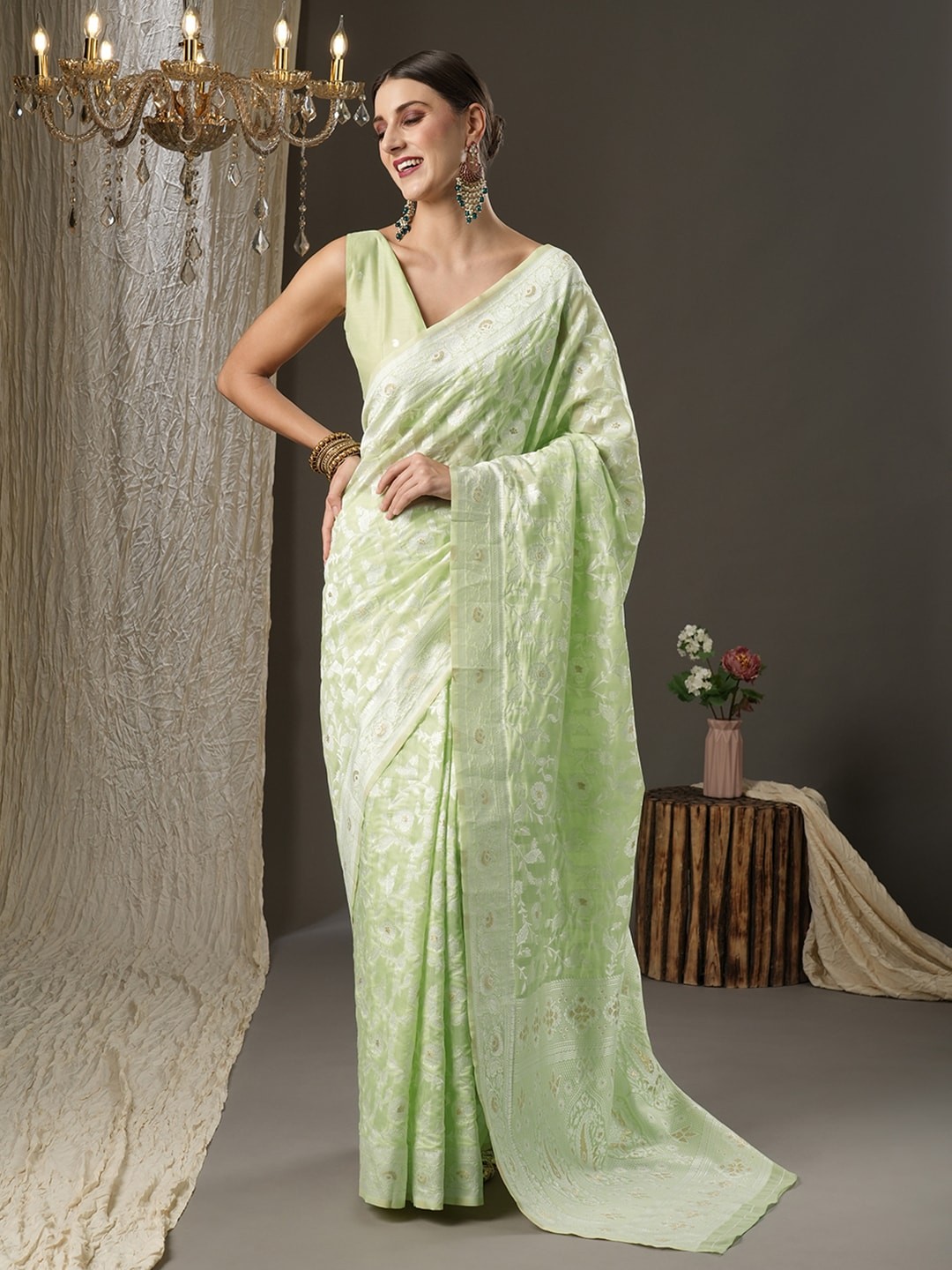 

Mitera Green & Gold-Toned Ethnic Motifs Zari Silk Cotton Banarasi Saree