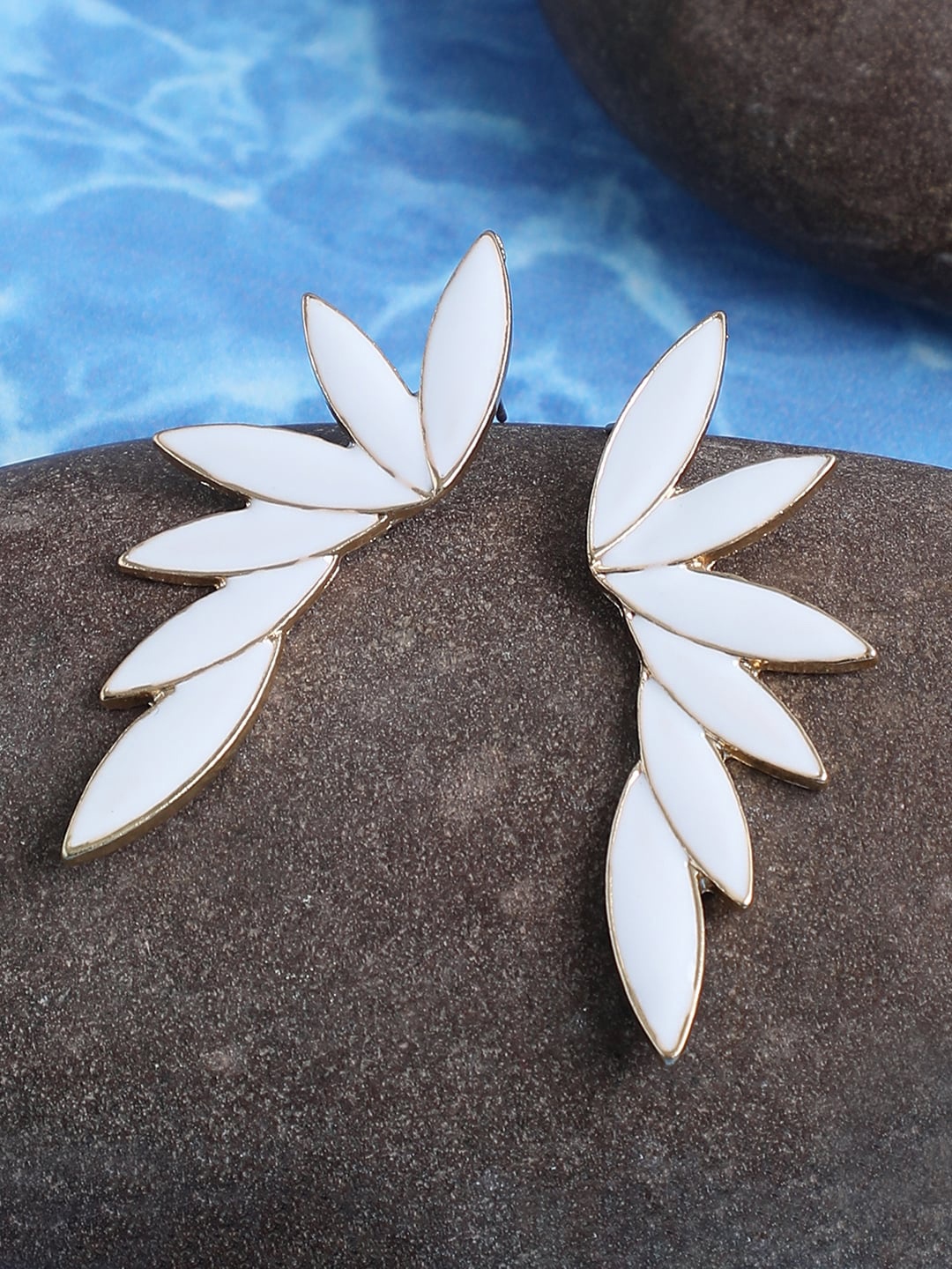 

SOHI White Contemporary Studs Earrings