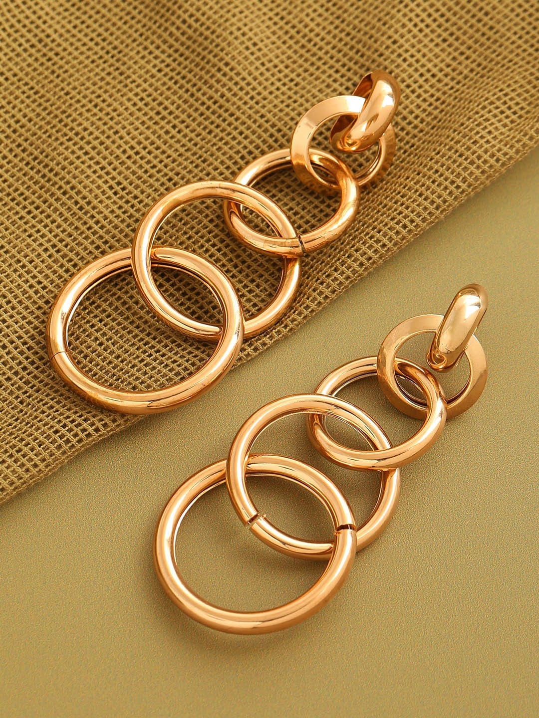 

SOHI Gold-Toned & Gold Plated Contemporary Drop Earrings