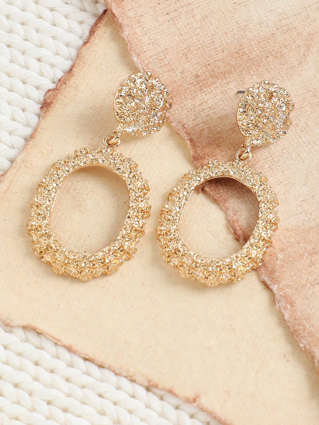

SOHI Gold-Toned & Gold Plated Contemporary Drop Earrings