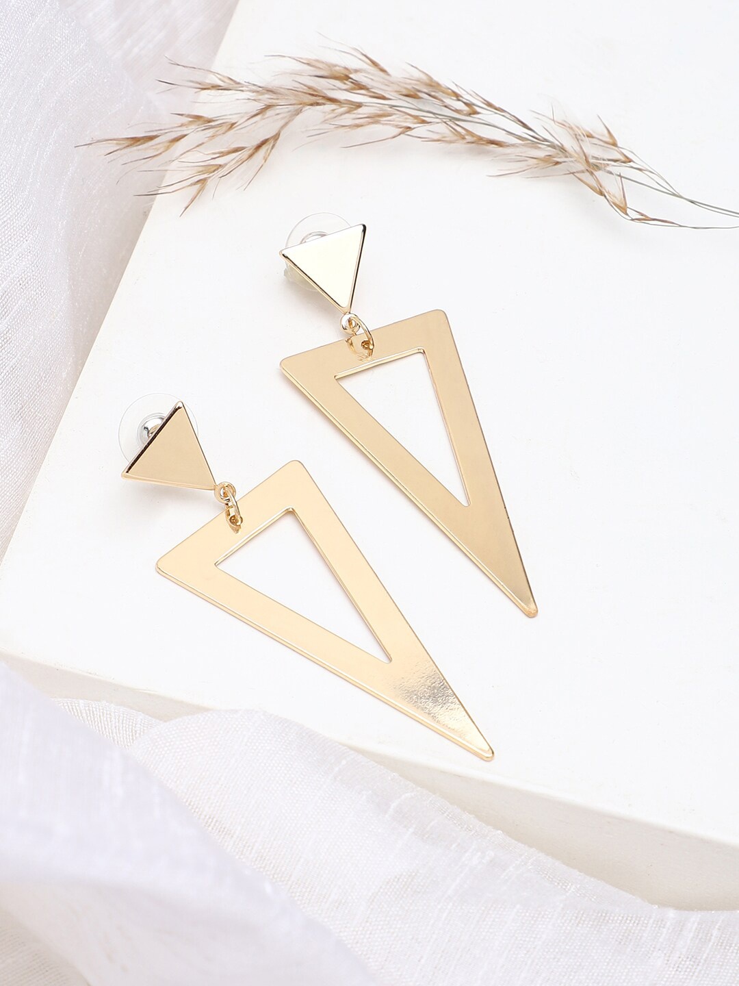 

SOHI Gold-Toned & Gold Plated Contemporary Drop Earrings