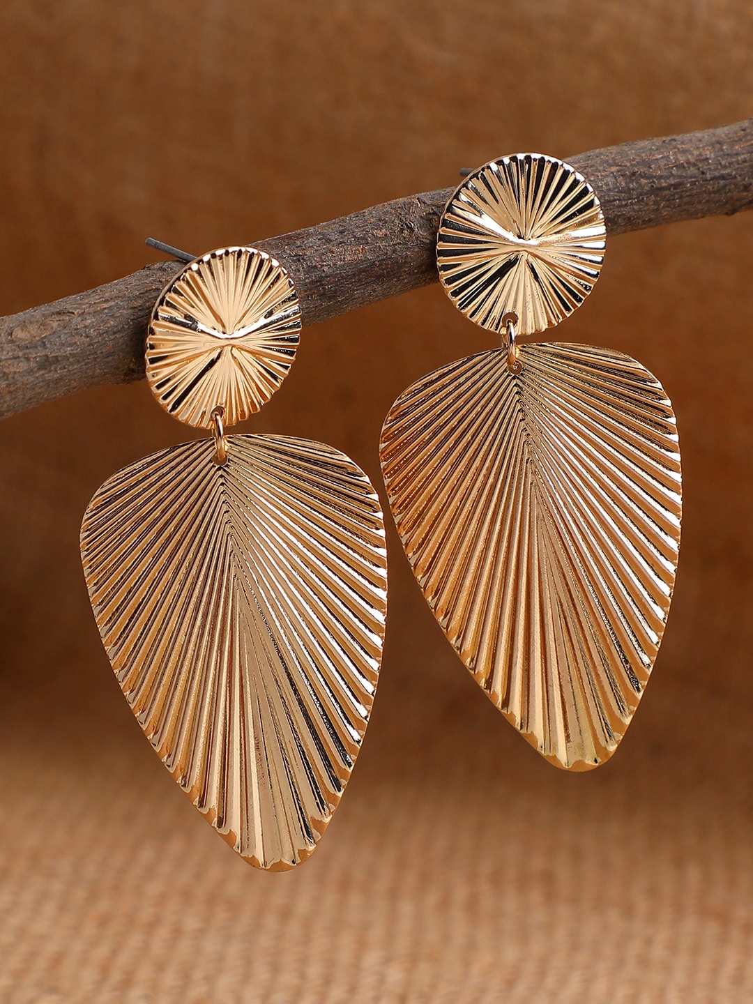 

SOHI Gold-Toned & Gold Plated Contemporary Drop Earrings