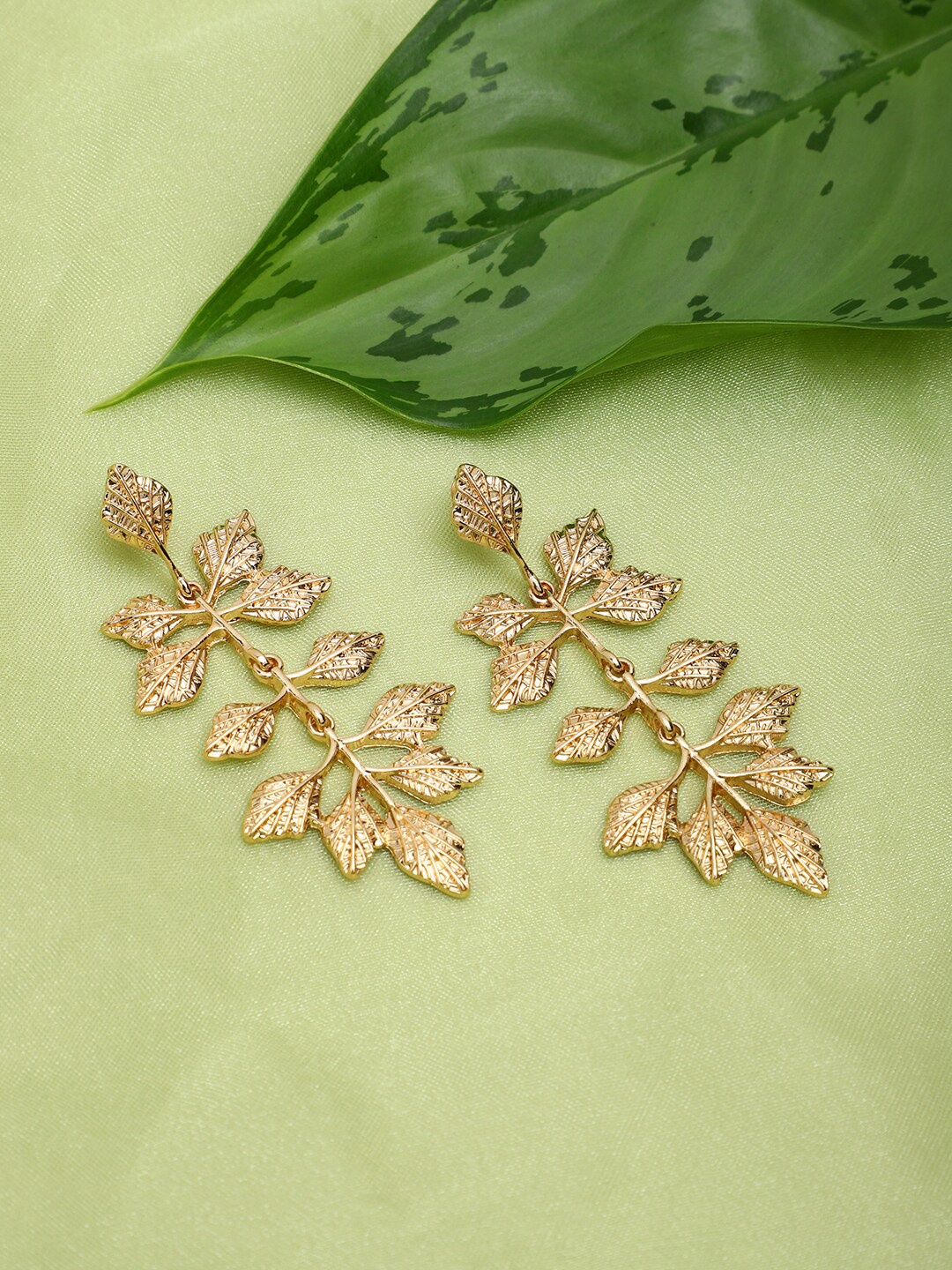 

SOHI Gold-Toned & Gold Plated Contemporary Studs Earrings