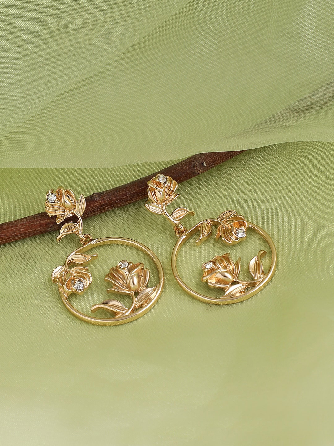 

SOHI Gold-Toned & Gold Plated Contemporary Drop Earrings