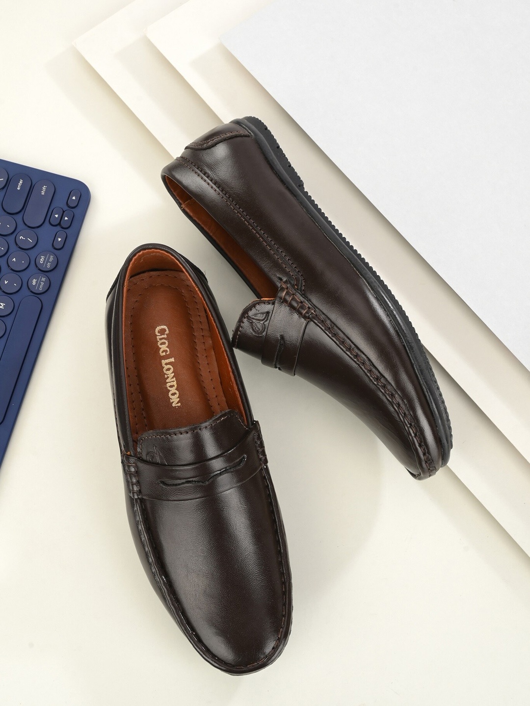 

CLOG LONDON Men Brown Textured Leather Loafers