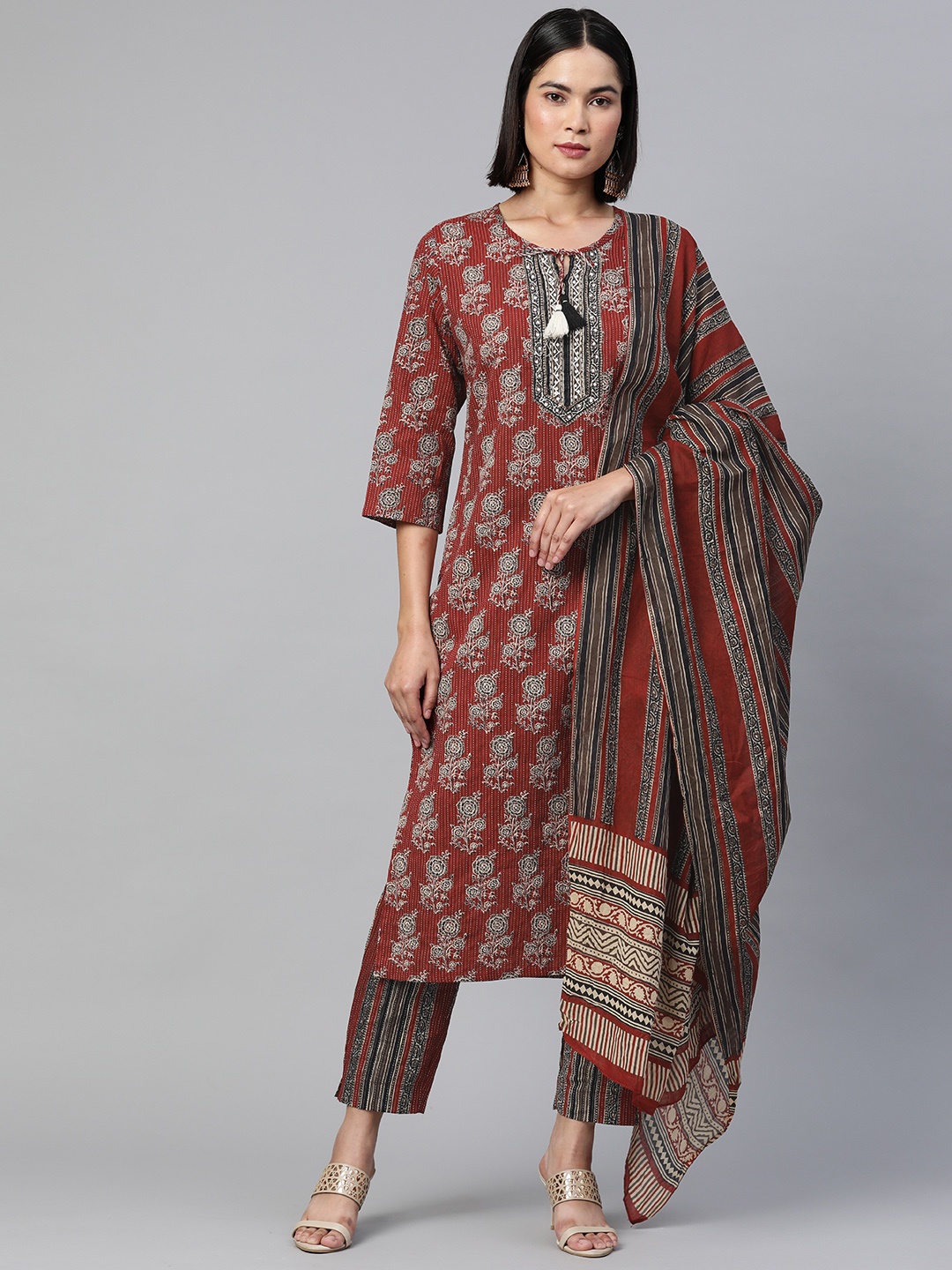 

Readiprint Fashions Women Maroon Floral Printed Thread Work Pure Cotton Kurta Set