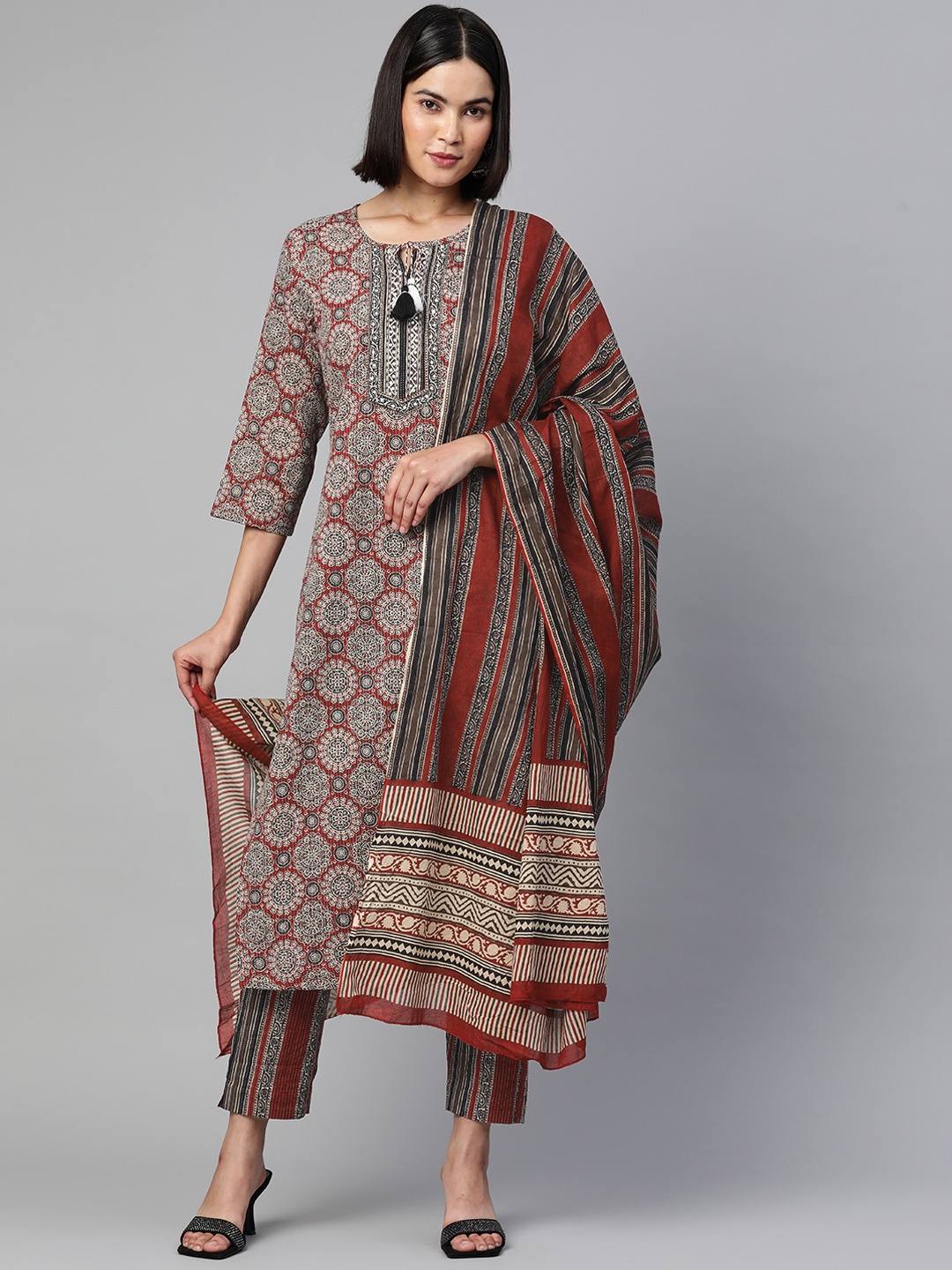 

Readiprint Fashions Women Maroon Floral Printed Thread Work Pure Cotton Kurta Set