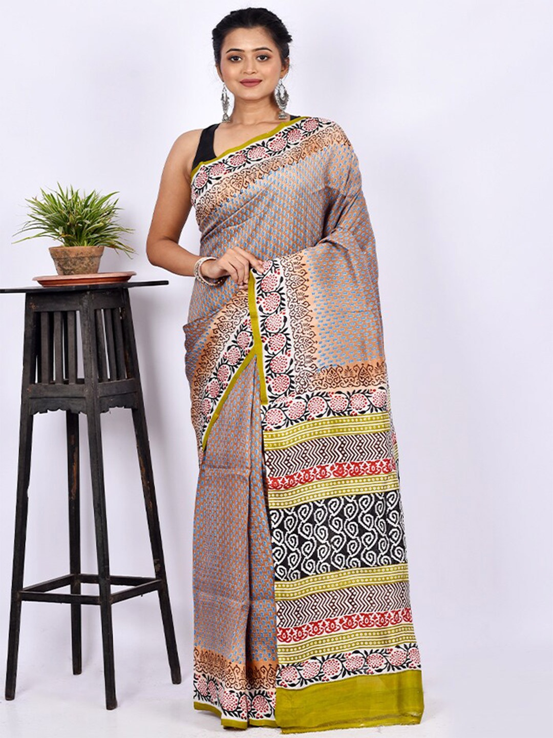 

AllSilks Grey & Peach-Coloured Floral Pure Silk Block Print Saree