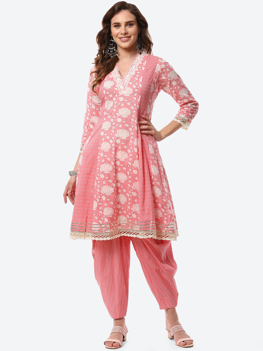 

Meena Bazaar Women Pink Floral Printed Gotta Patti Kurta with Dhoti Pants