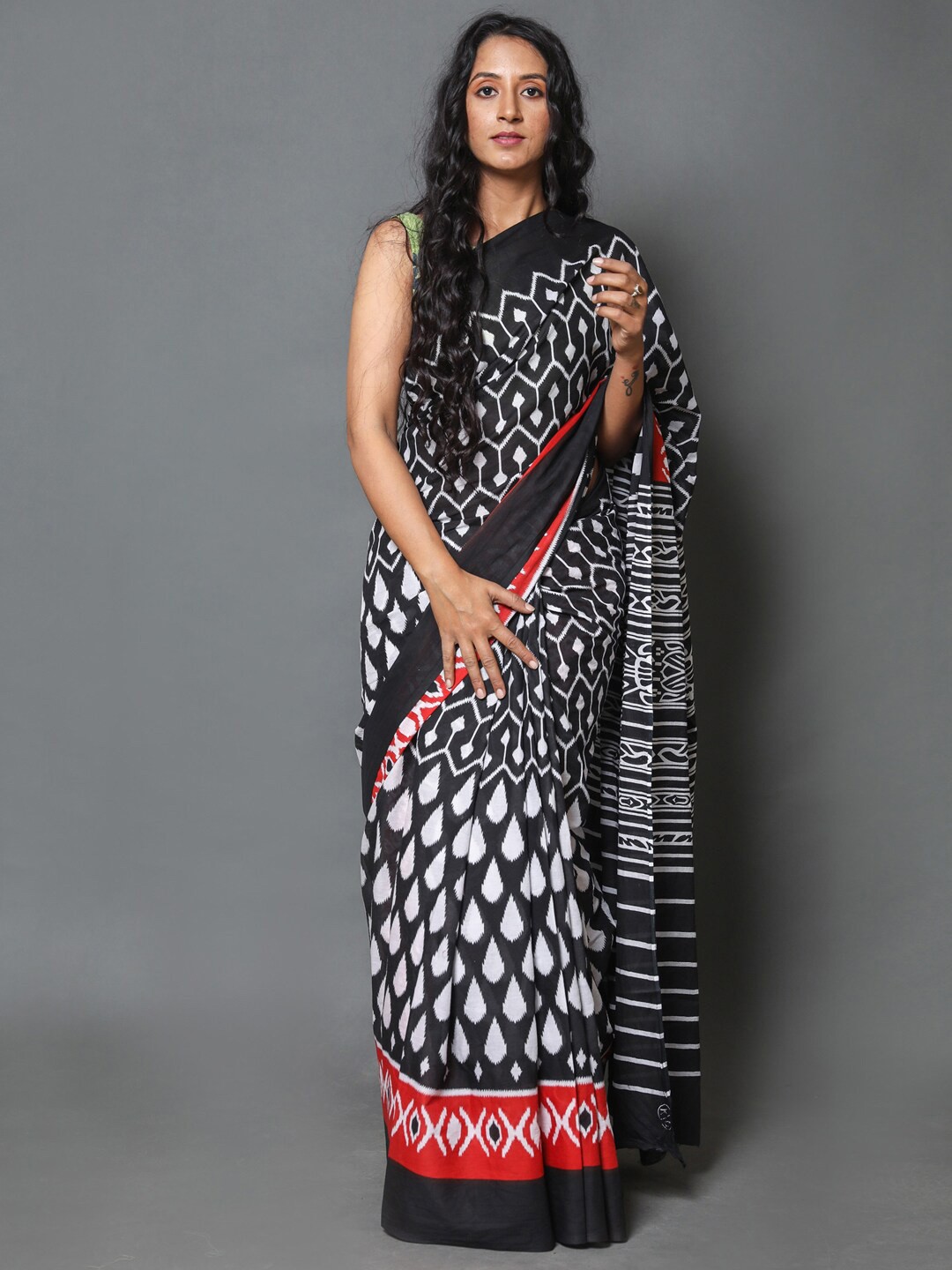 

BUTA BUTI Black & White Geometric Printed Pure Cotton Saree