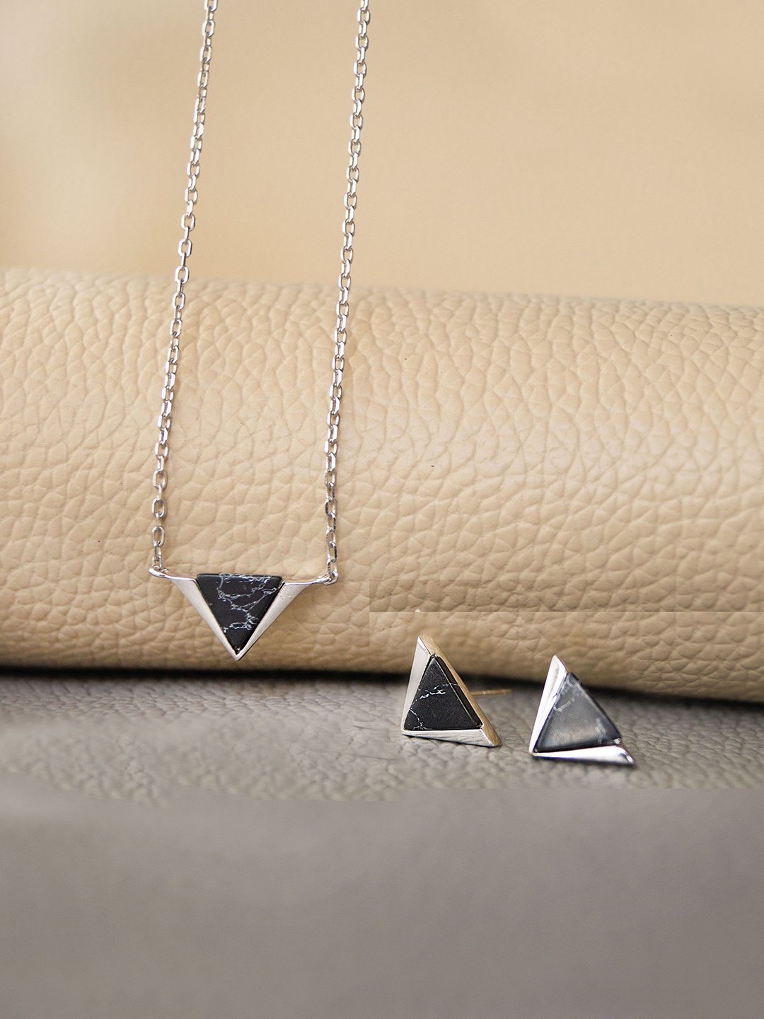 

MANNASH Silver & Black Rhodium-Plated Quartz Studded Pendant Set With Chain