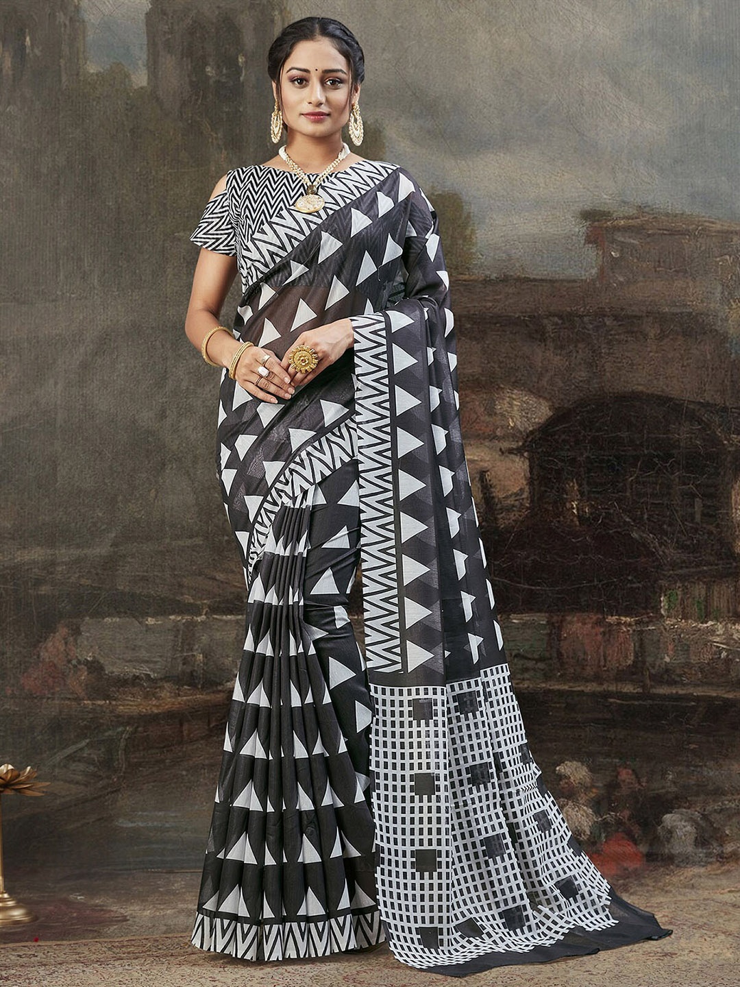 

ODETTE Black & White Block Print Saree