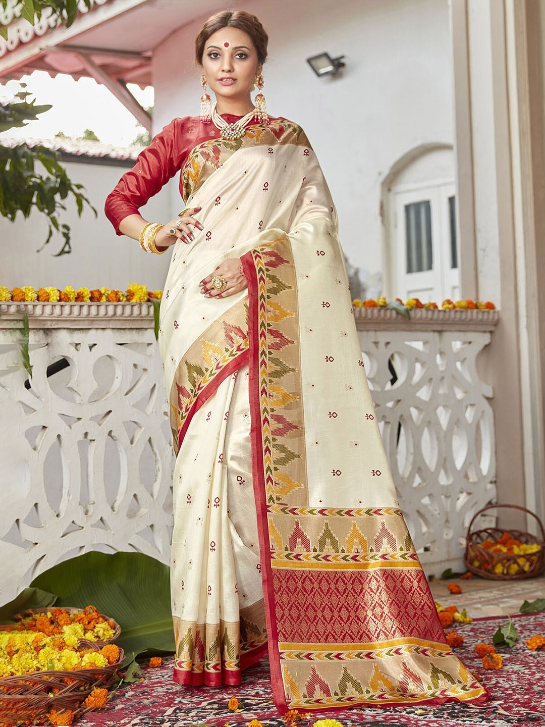 

ODETTE Off White & Red Ethnic Motifs Zari Silk Blend Banarasi Saree
