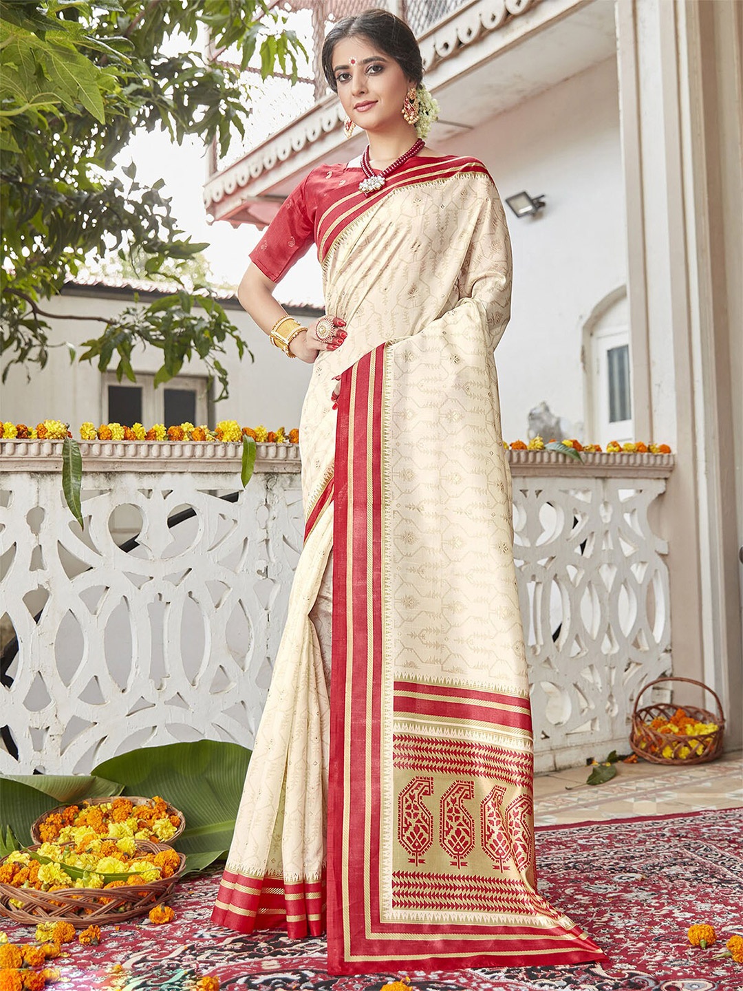 

ODETTE Off White & Red Ethnic Motifs Silk Blend Banarasi Saree