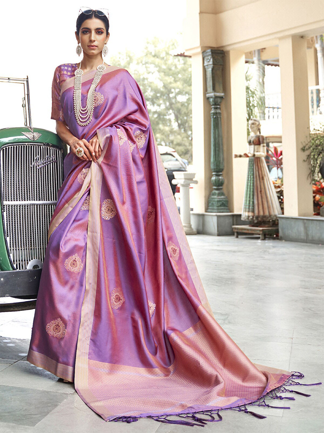 

ODETTE Purple & Gold-Toned Woven Design Zari Silk Blend Banarasi Saree