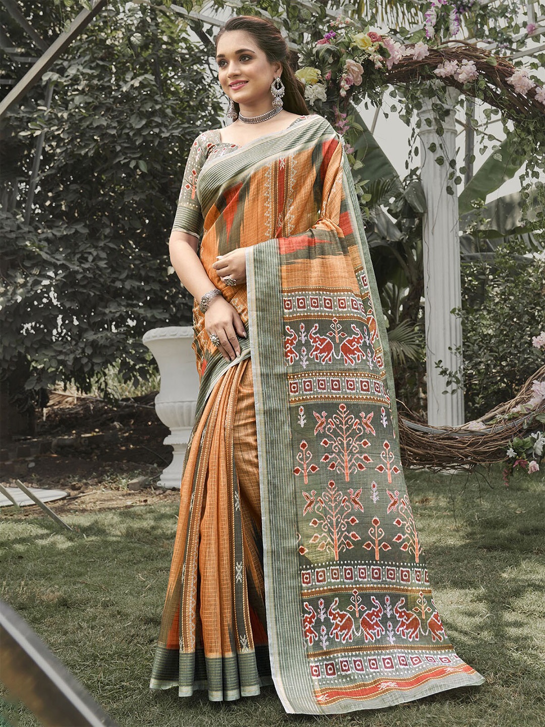 

ODETTE Peach-Coloured & Grey Ethnic Motifs Bagru Saree