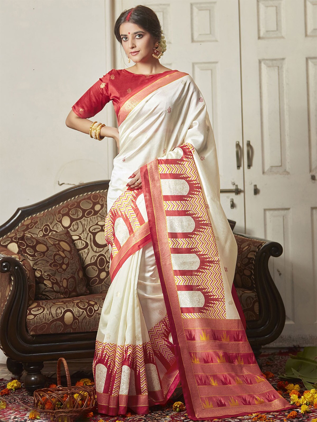 

ODETTE Off White & Red Ethnic Motifs Silk Blend Banarasi Saree