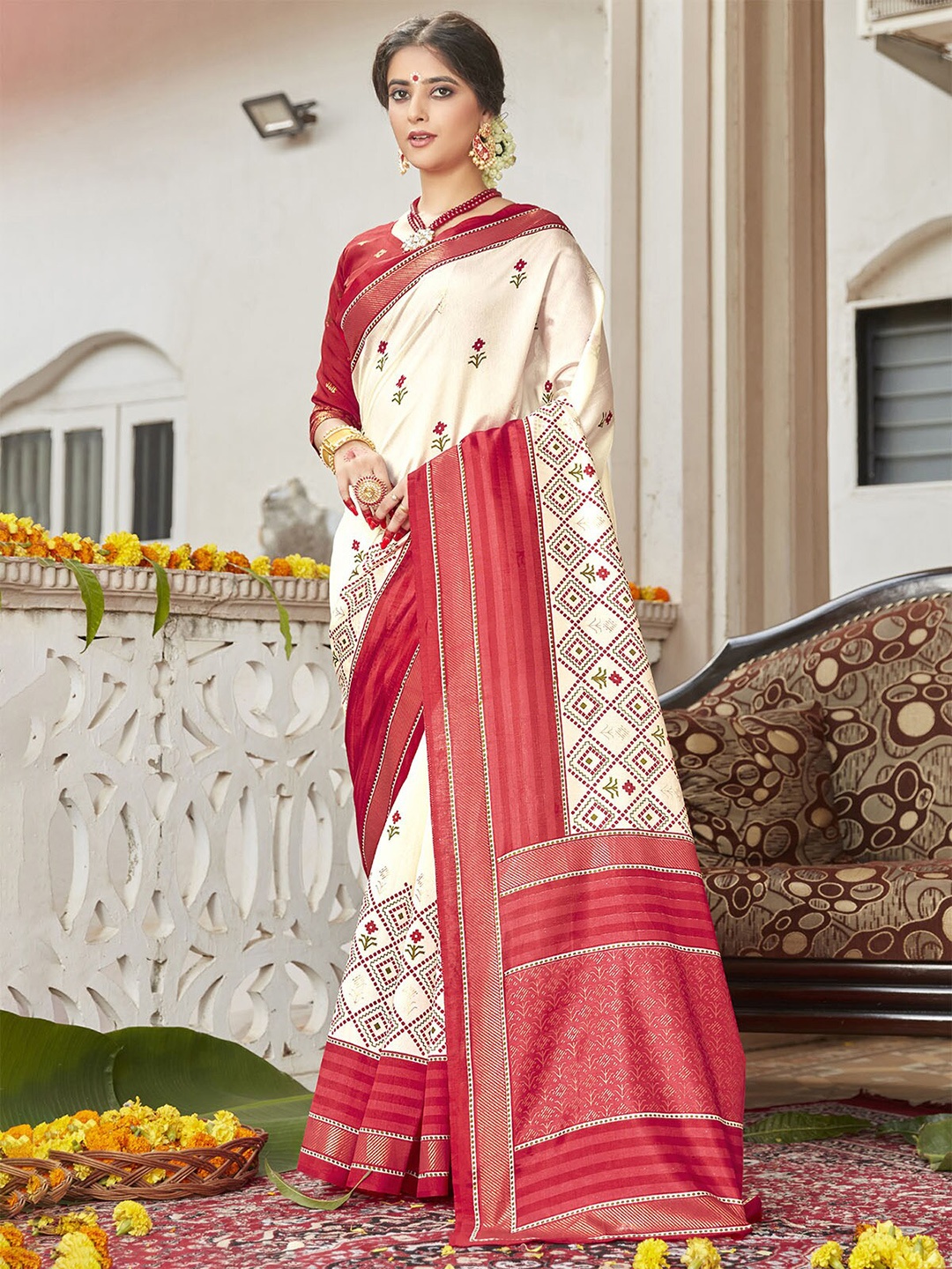 

ODETTE Off White & Red Floral Zari Silk Blend Banarasi Saree