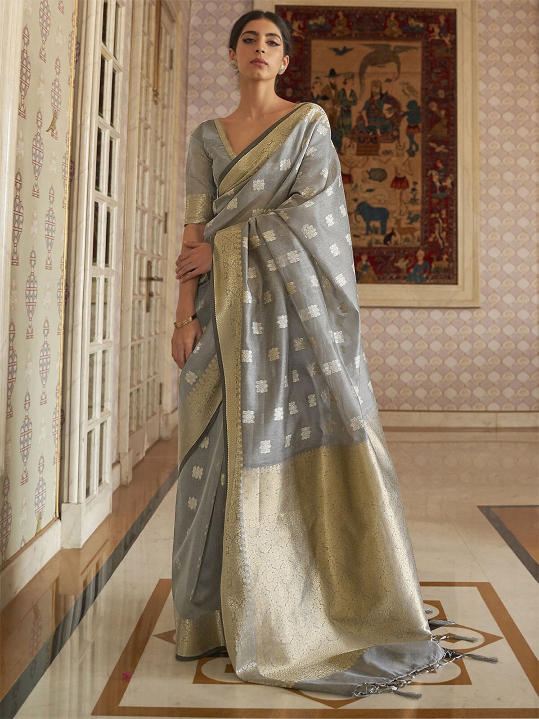 

ODETTE Grey & Gold-Toned Woven Design Zari Silk Blend Banarasi Saree