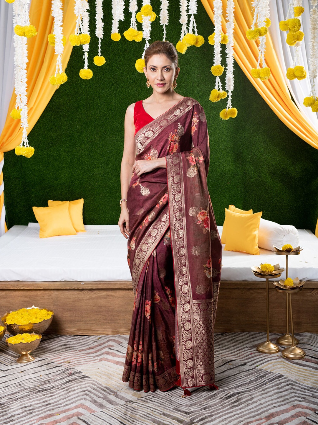 

BEATITUDE Brown & Pink Floral Printed Zari Silk Blend Saree