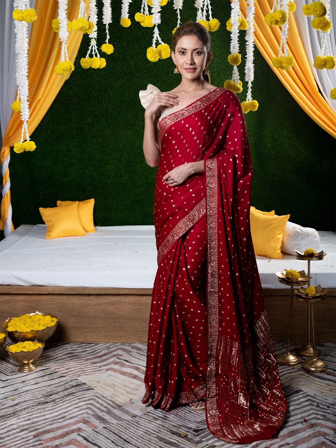 

BEATITUDE Red & Gold-Toned Zari Pure Silk Bandhani Saree