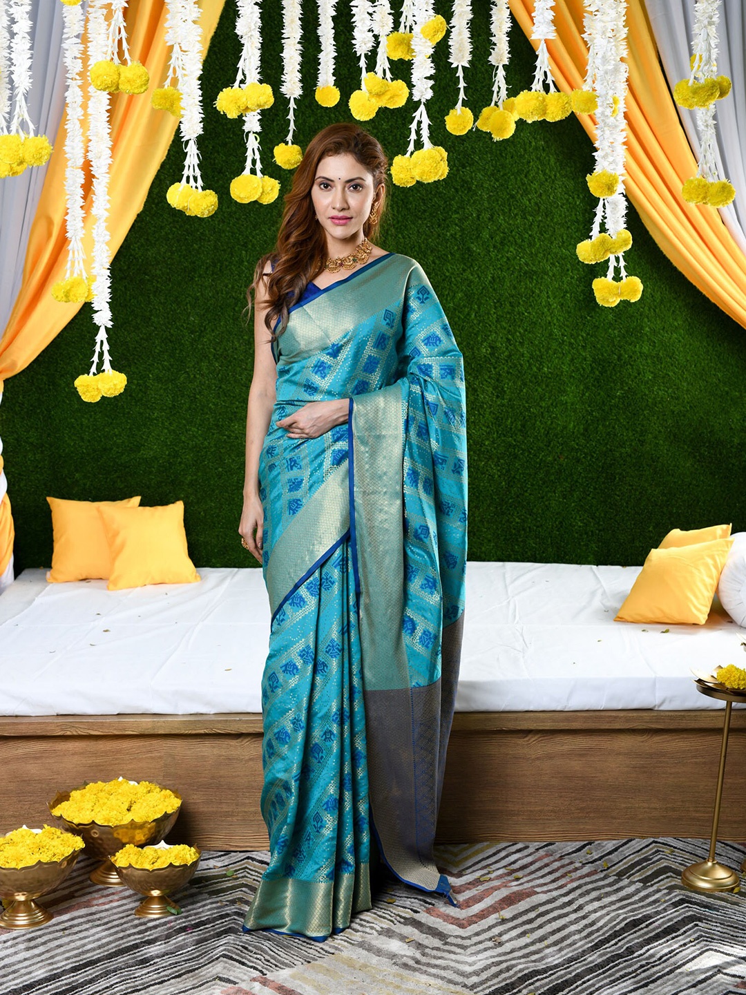 

BEATITUDE Blue & Gold-Toned Woven Design Zari Silk Blend Patola Saree