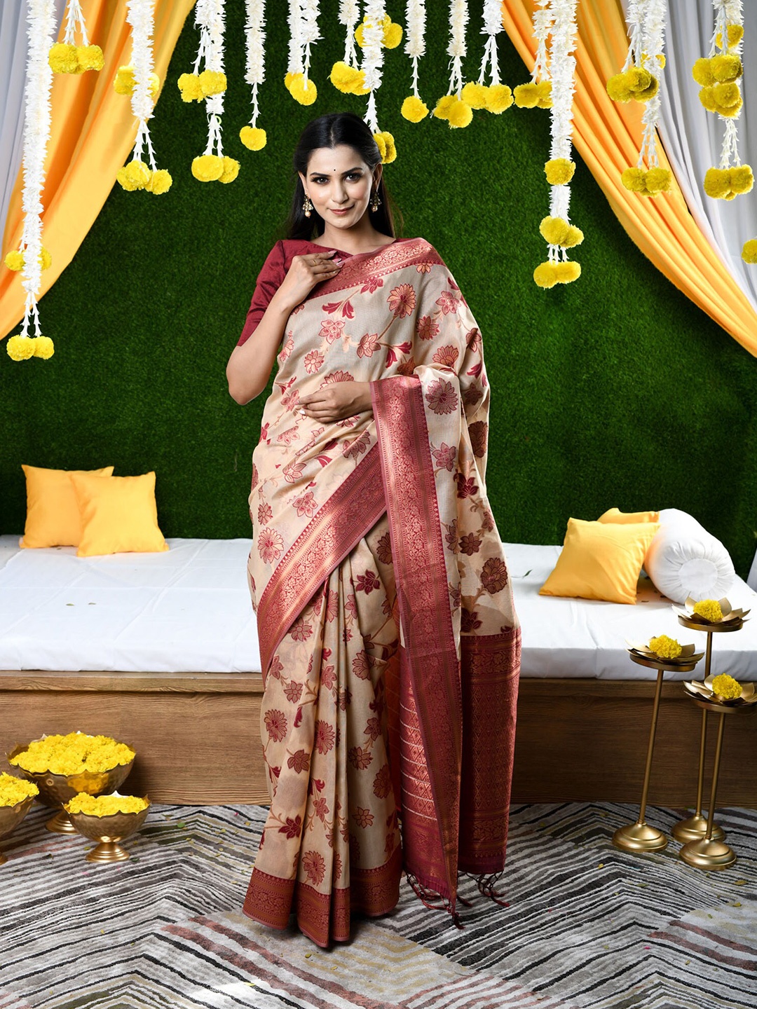 

BEATITUDE Beige & Red Floral Zari Organza Banarasi Saree