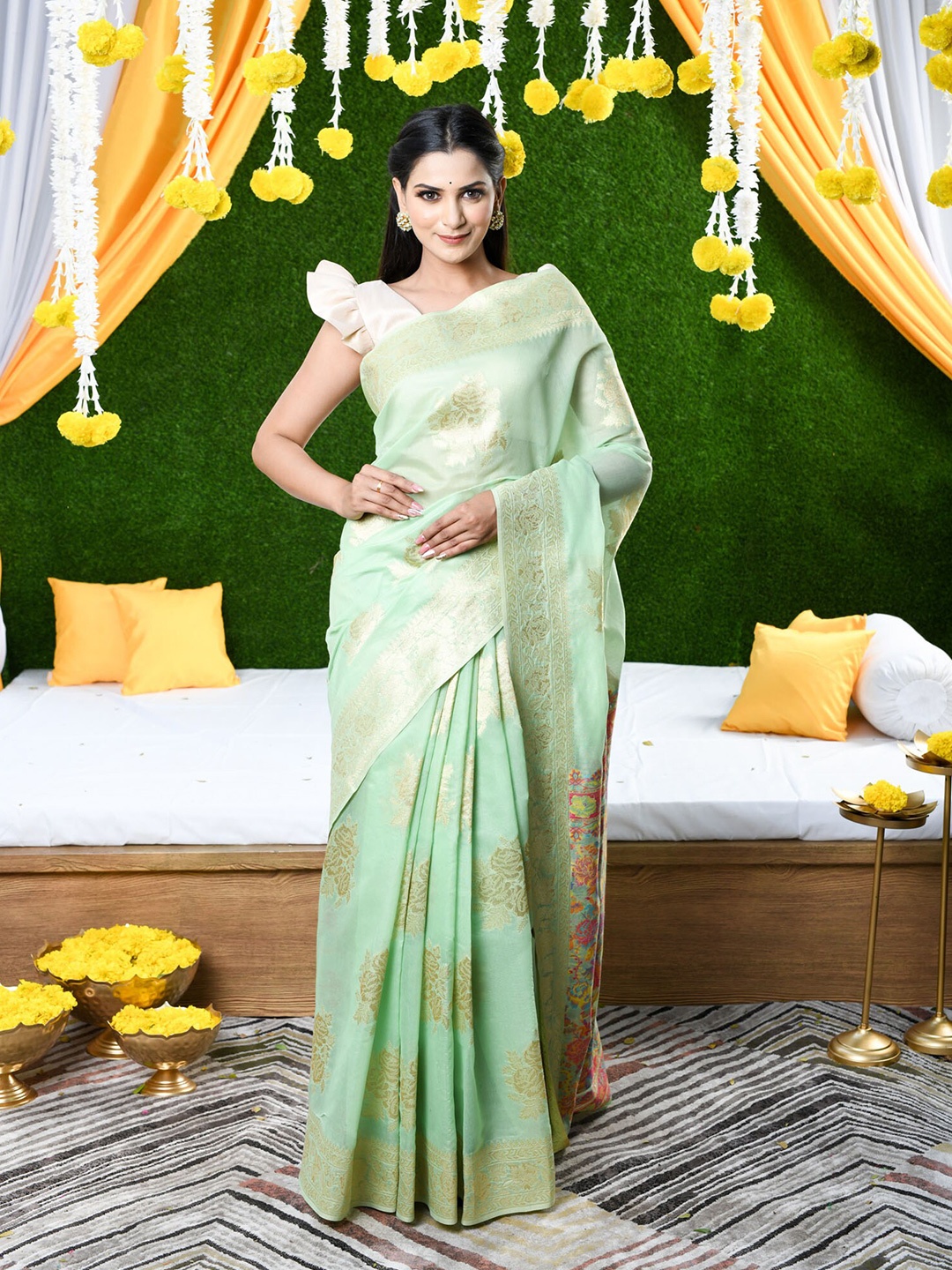 

BEATITUDE Green & Pink Floral Zari Silk Blend Banarasi Saree