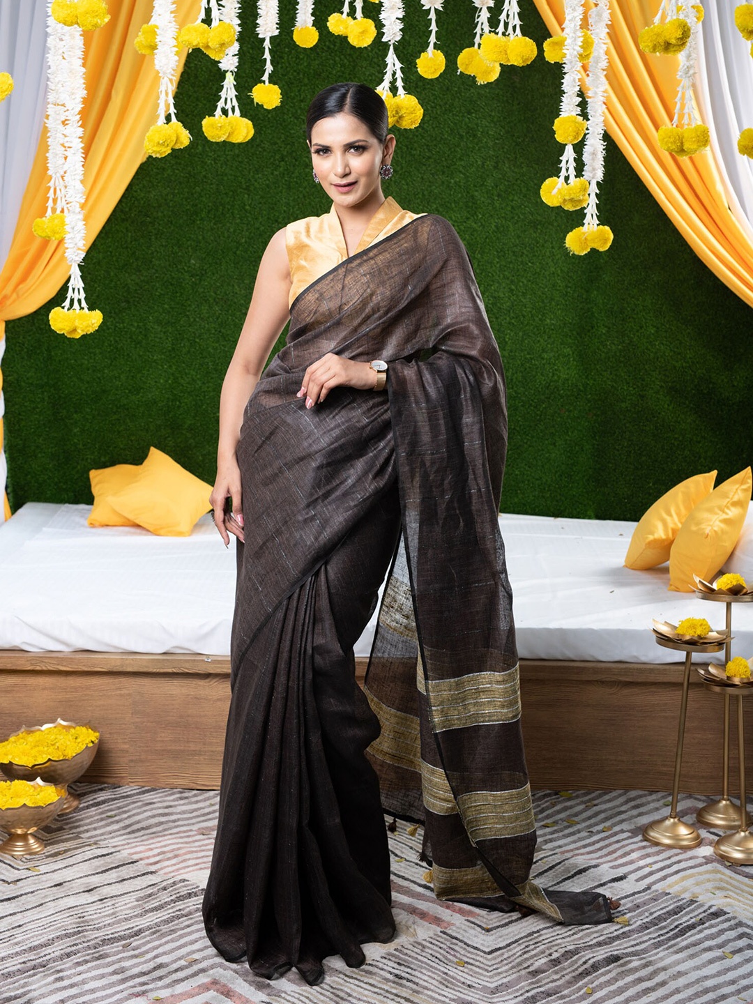 

BEATITUDE Black & Gold-Toned Woven Design Zari Pure Linen Saree