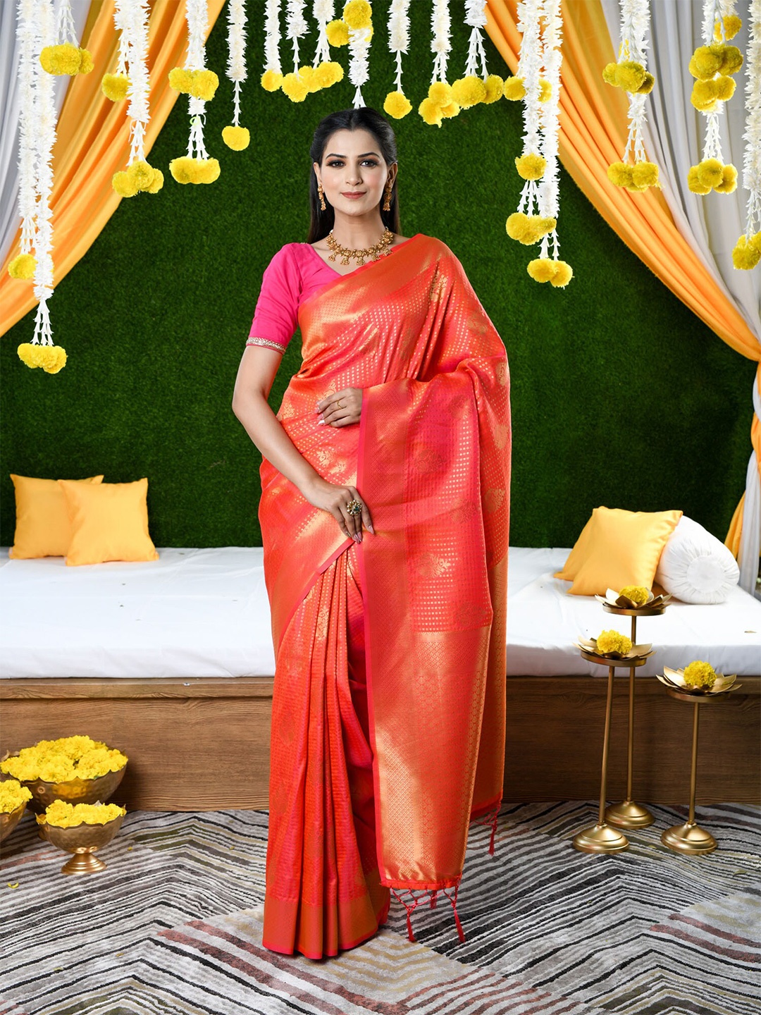 

BEATITUDE Red & Gold-Toned Floral Zari Silk Blend Banarasi Saree