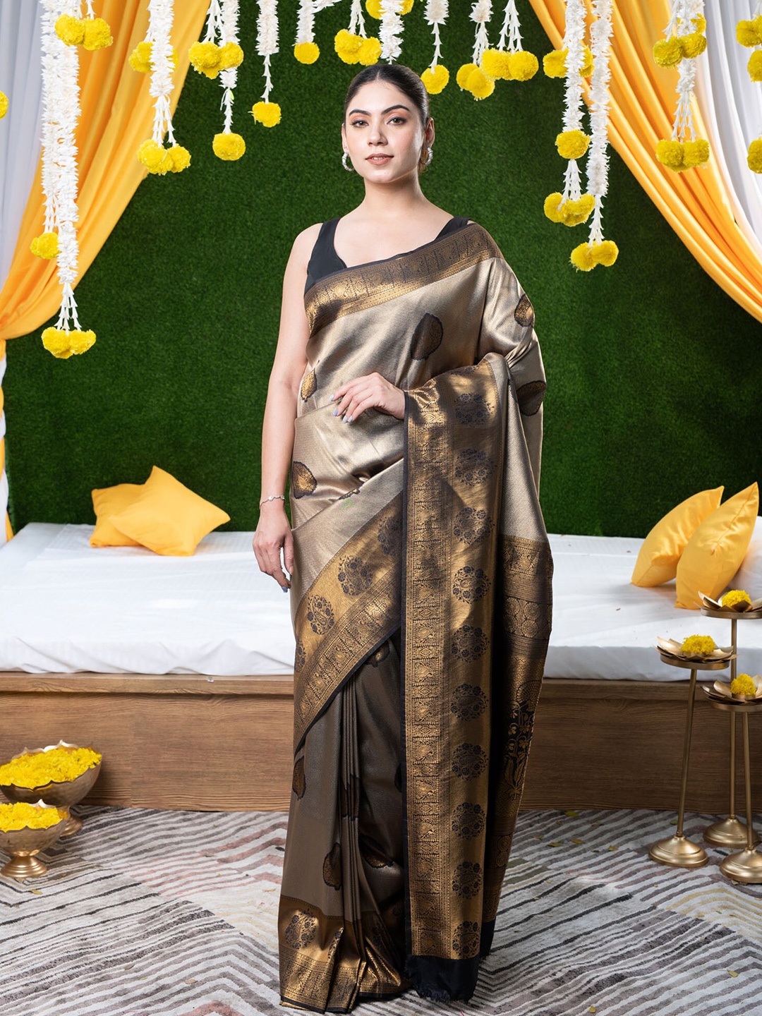 

BEATITUDE Black & Gold-Toned Floral Zari Silk Blend Banarasi Saree