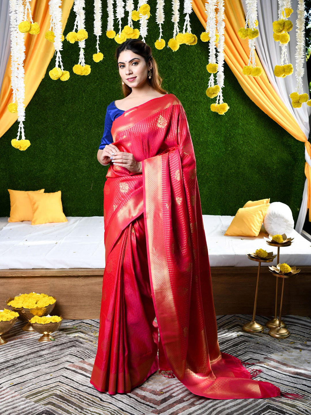 

BEATITUDE Pink & Gold-Toned Floral Zari Silk Banarasi Saree