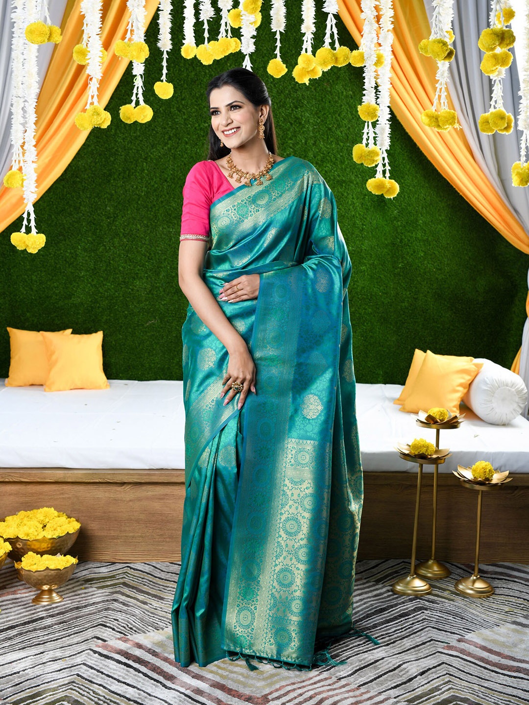 

BEATITUDE Green & Gold-Toned Floral Zari Banarasi Saree
