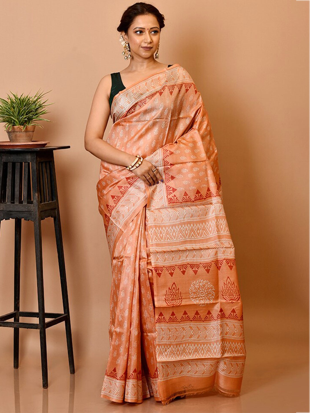 

AllSilks Peach-Coloured & White Floral Silk Blend Tussar Saree