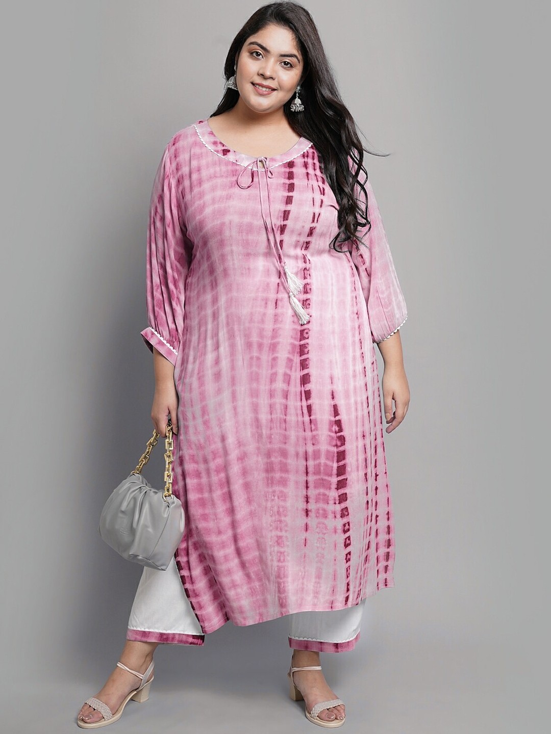 

PrettyPlus by Desinoor com Women Plus Size Pink Printed Kurta with Trousers