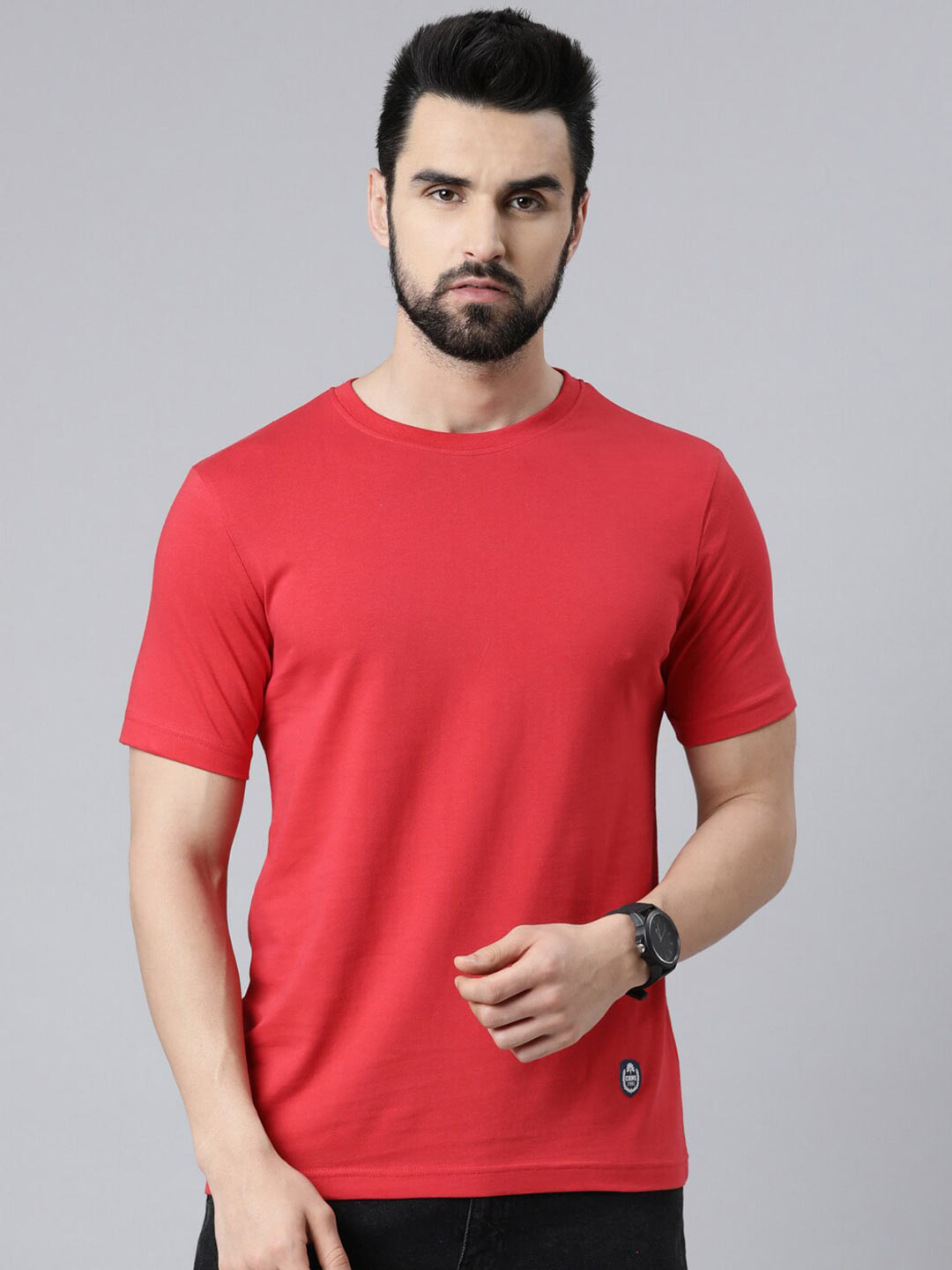 

Chennis Men Red Solid Slim Fit Cotton T-shirt