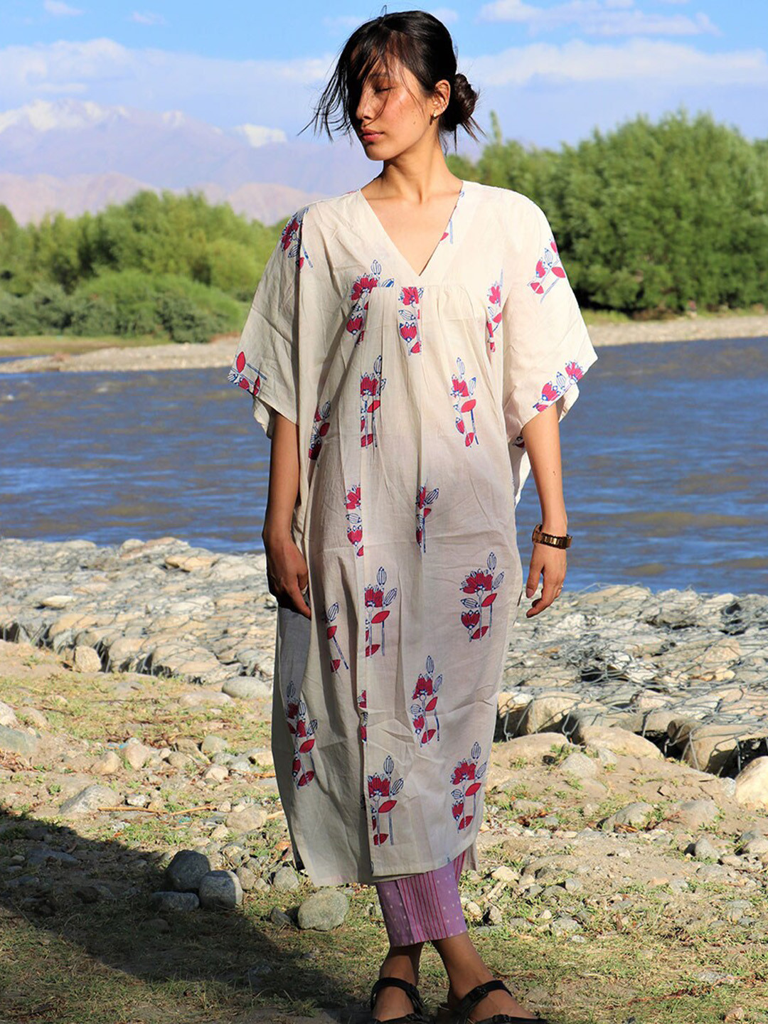 

Chidiyaa Women Cream & Pink Floral Printed Pure Cotton Kaftan Kurta with Trousers
