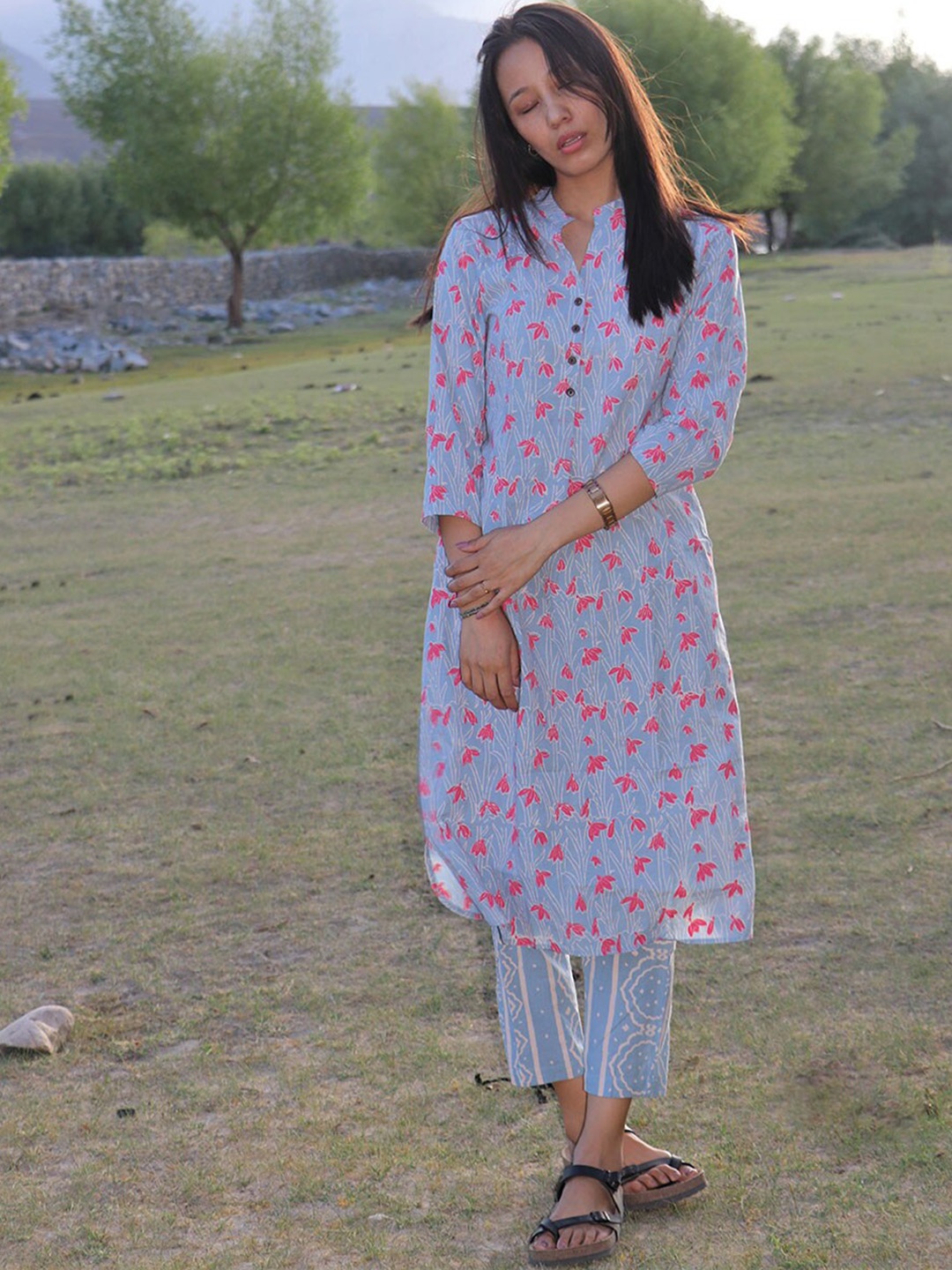 

Chidiyaa Women Blue & Pink Floral Printed Pure Cotton Kurta with Trousers