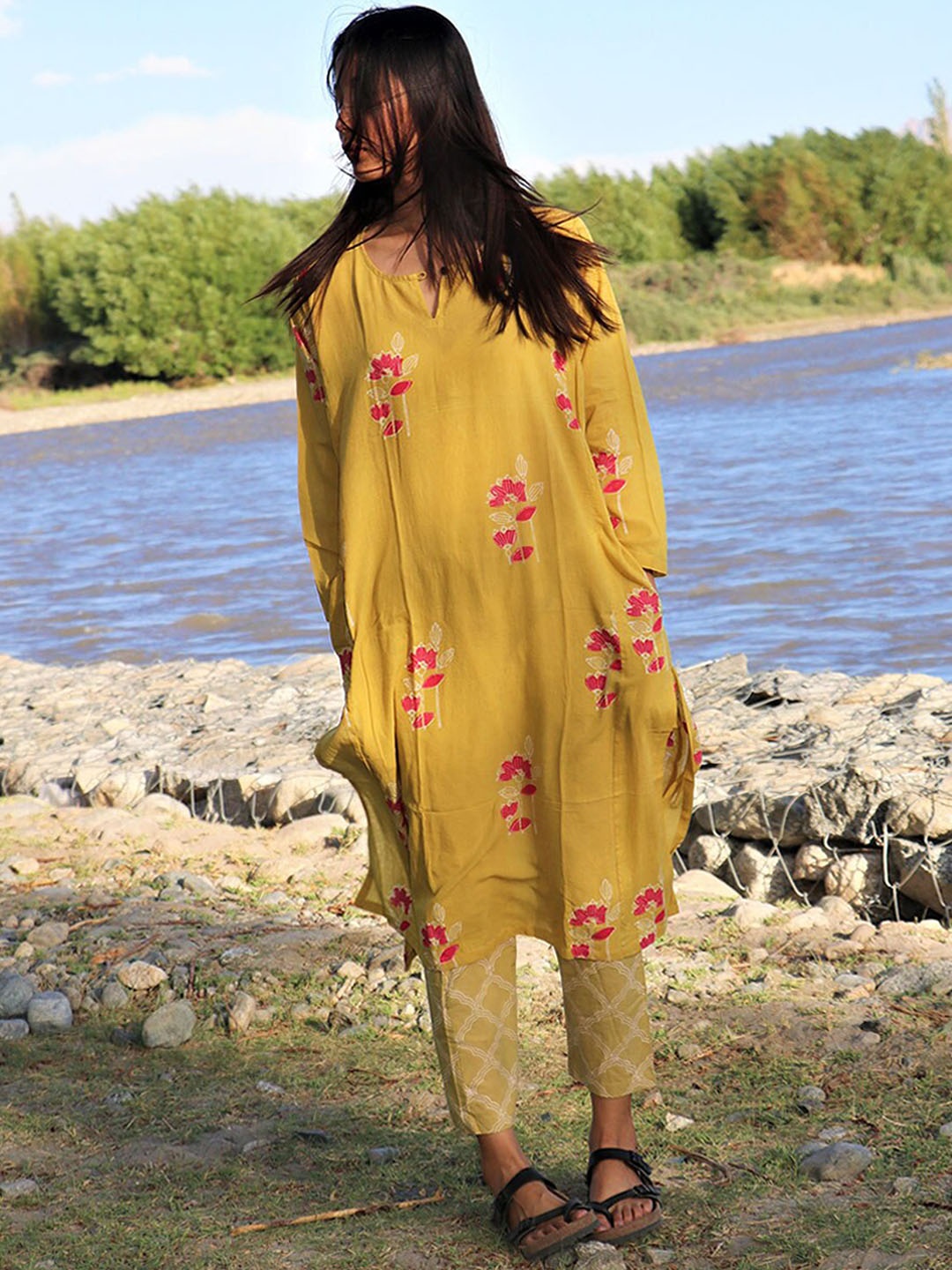 

Chidiyaa Women Mustard Yellow & Pink Printed Pure Cotton Straight Kurta with Trousers