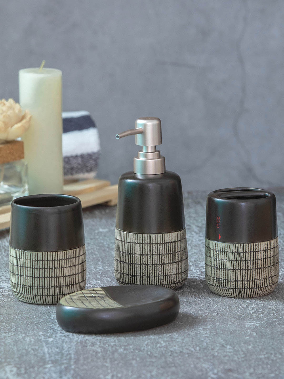 

GOODHOMES Set of 4 Textured Bathroom Accessories, Black