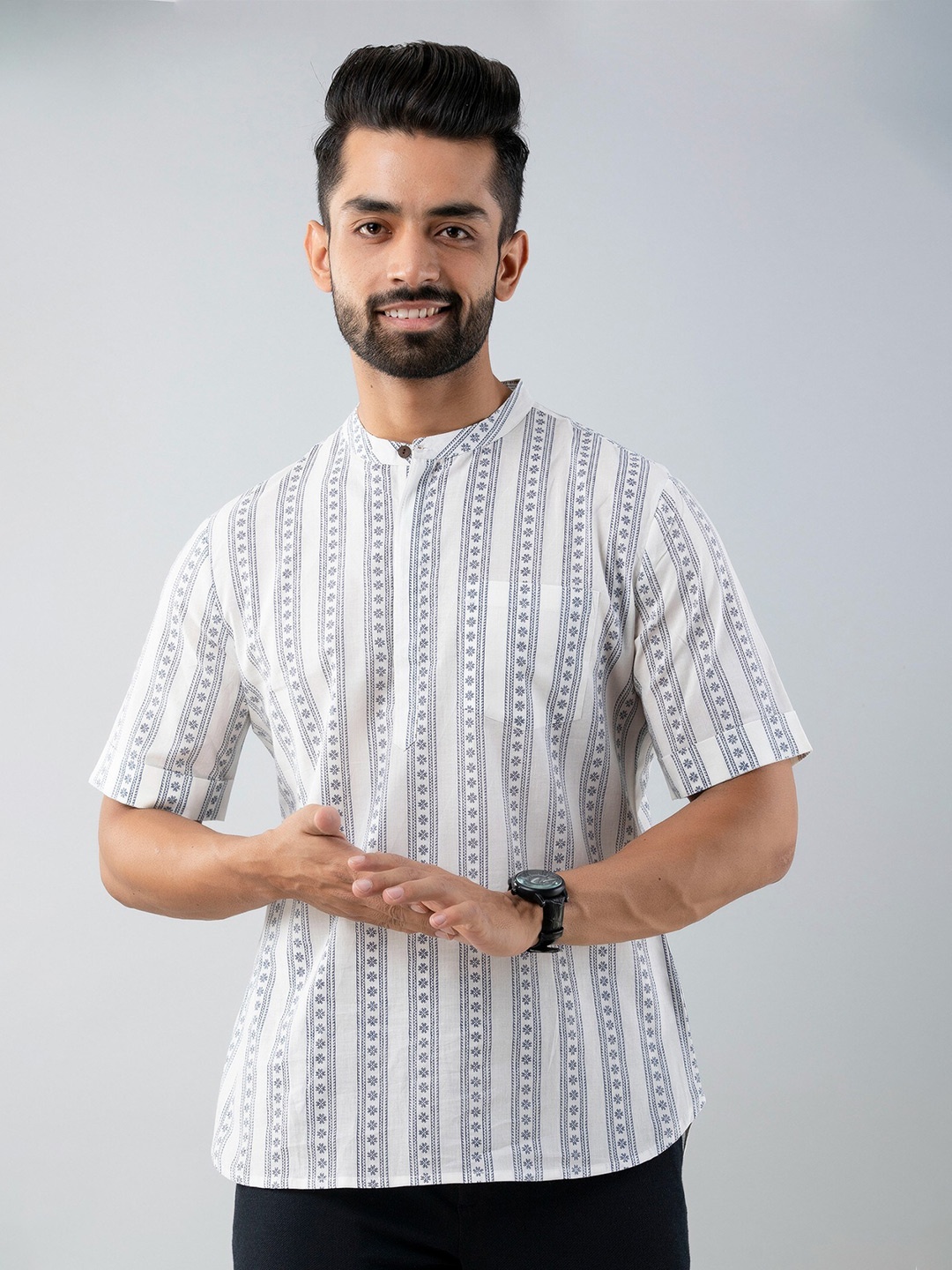 

Sutidora Men White Standard Printed Cotton Casual Shirt