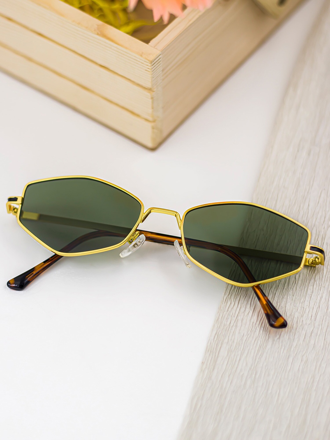 

Bellofox Women Green Lens & Gold-Toned Other Sunglasses Bellofox Miriam Sunnies