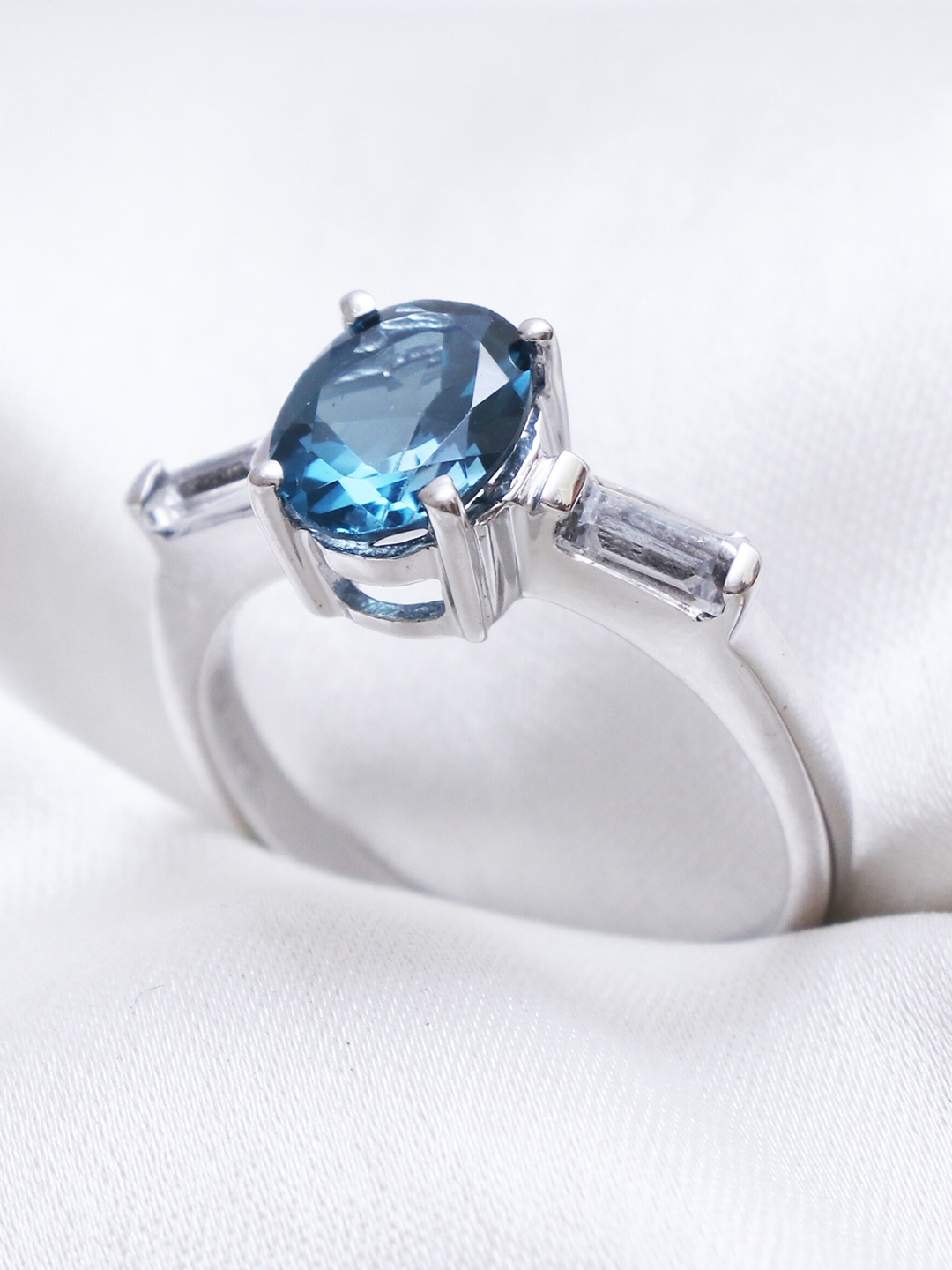 

HIFLYER JEWELS 925 Sterling Silver Silver-Toned & Blue Stone-Studded Finger Ring