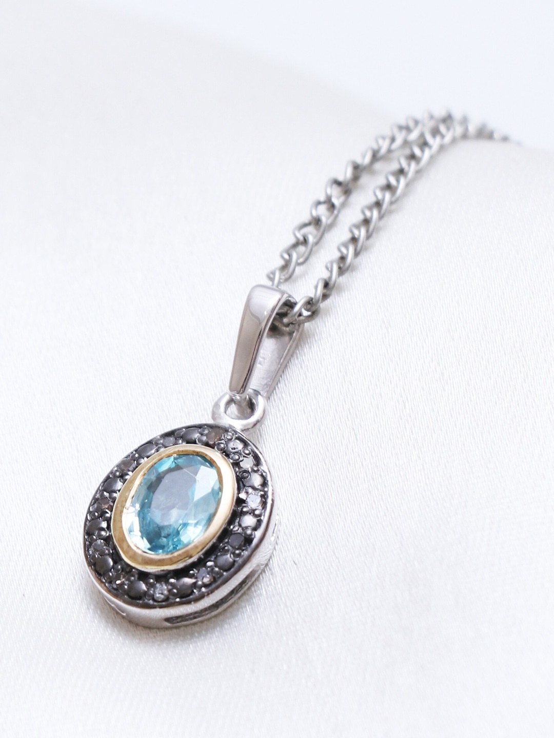 

HIFLYER JEWELS 92.5 Sterling Silver Blue Topaz Studded Oval-Charm Pendant With Chain