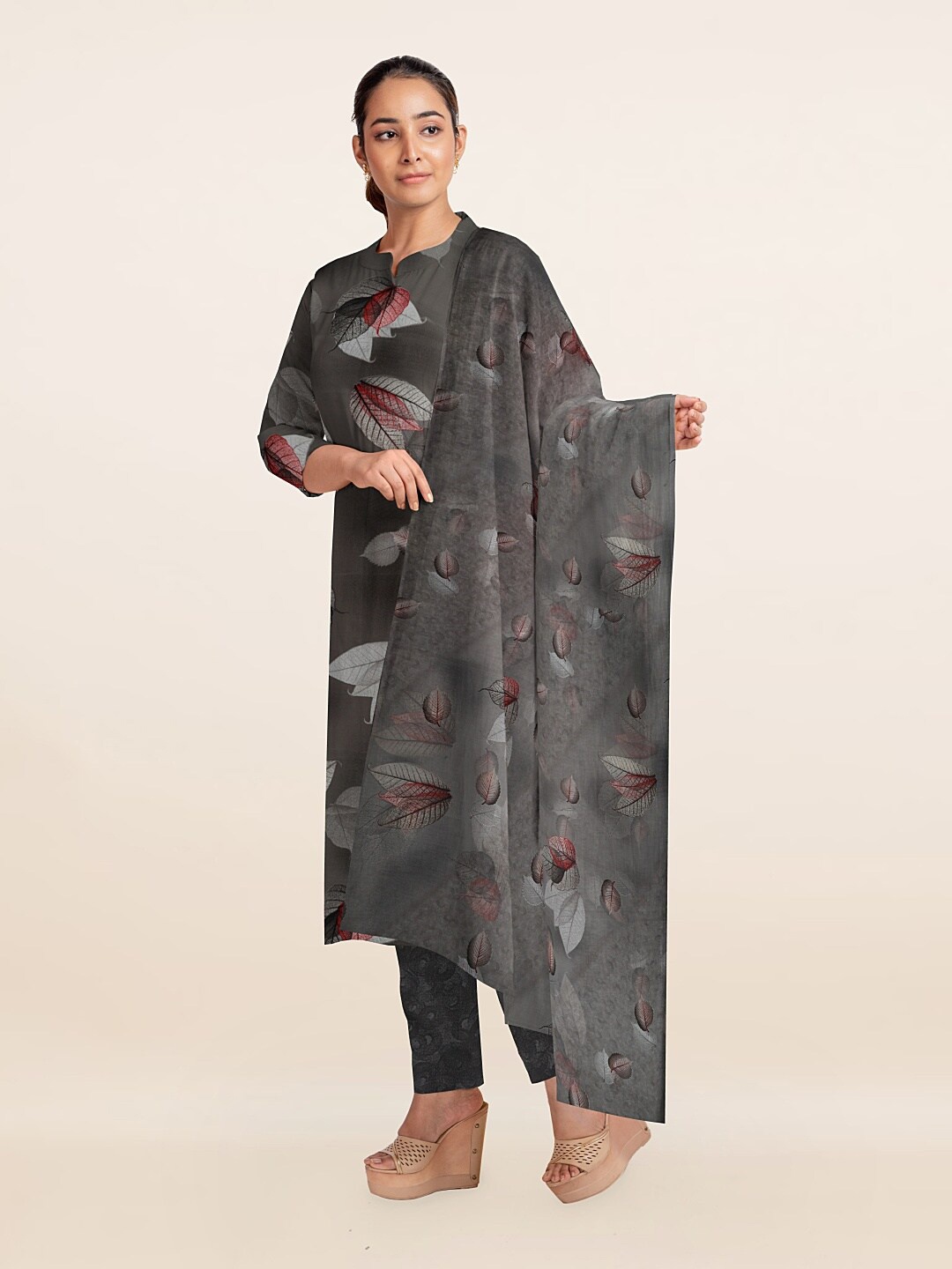 

Pothys Women Grey & Pink Printed Unstitched Dress Material