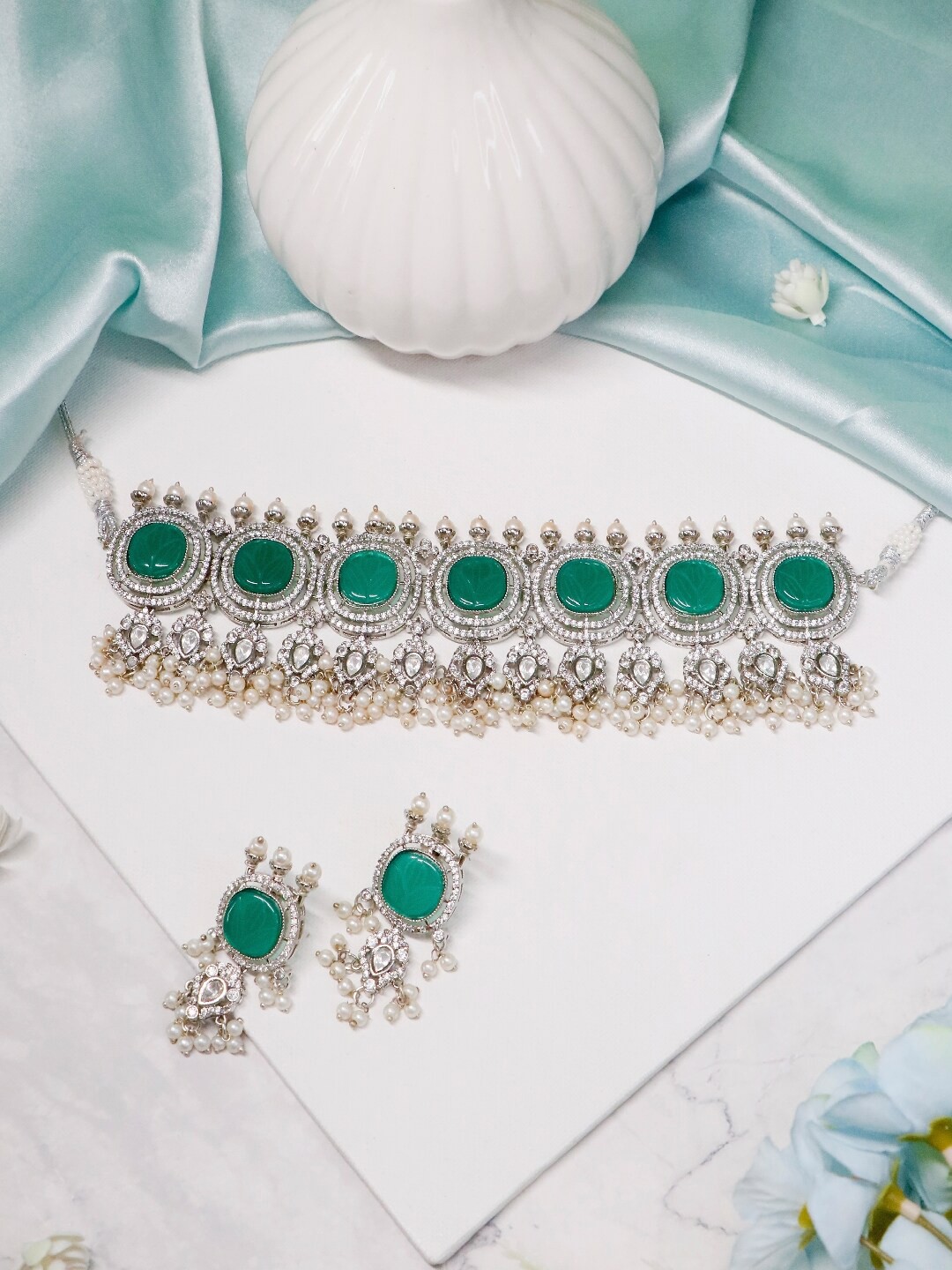 

Ishhaara Green & White Brass Gold-Plated Choker Necklace & Earrings