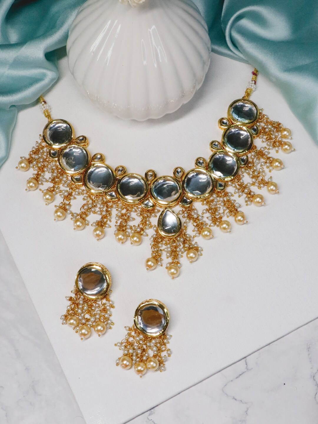 

Ishhaara Round Kundan Single Pendant Drop Gold Plated Jewellery Set, White