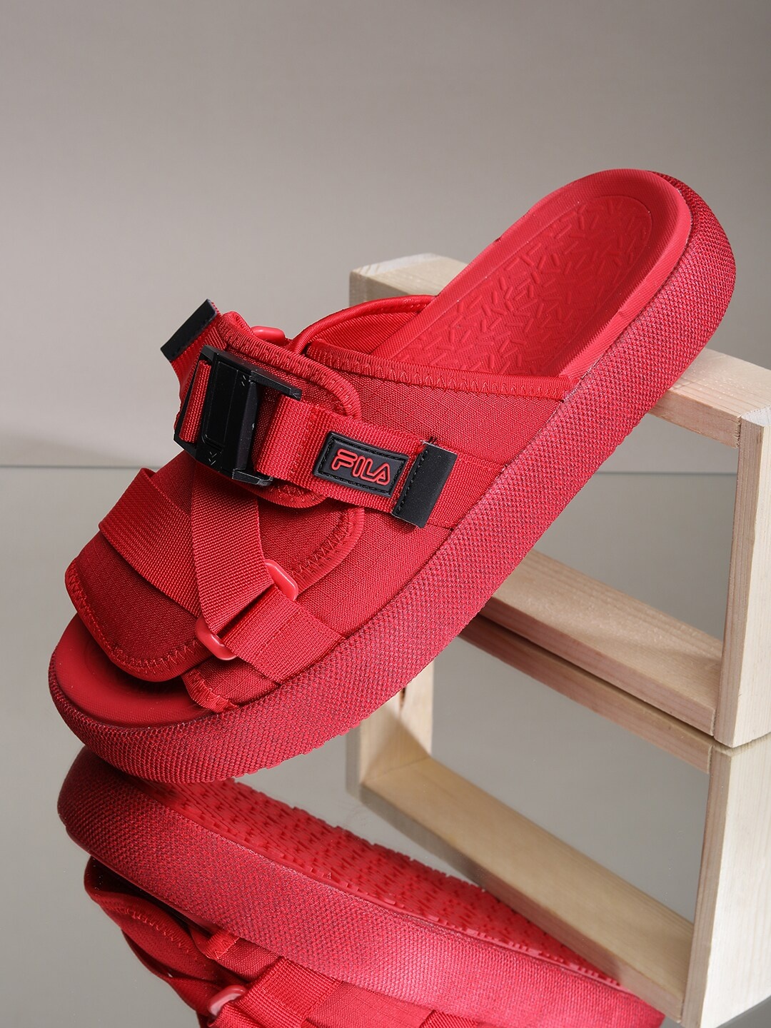 

FILA Men Red Sliders